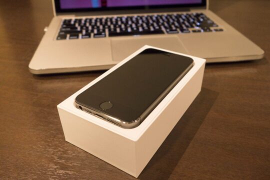 やっぱりこのサイズが好き。iPhone 5sの白ロムを買った。