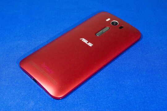 早速開封!! ZenFone 2 Laserはこんな感じ。