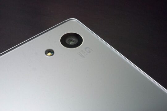 フロストガラスが格好いい、Xperia Z5(SOV32)の外観をチェック