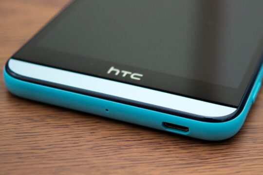 ツートンカラーが可愛い。ドコモで使えるHTCスマホ、Desire EYEの外観をチェック。