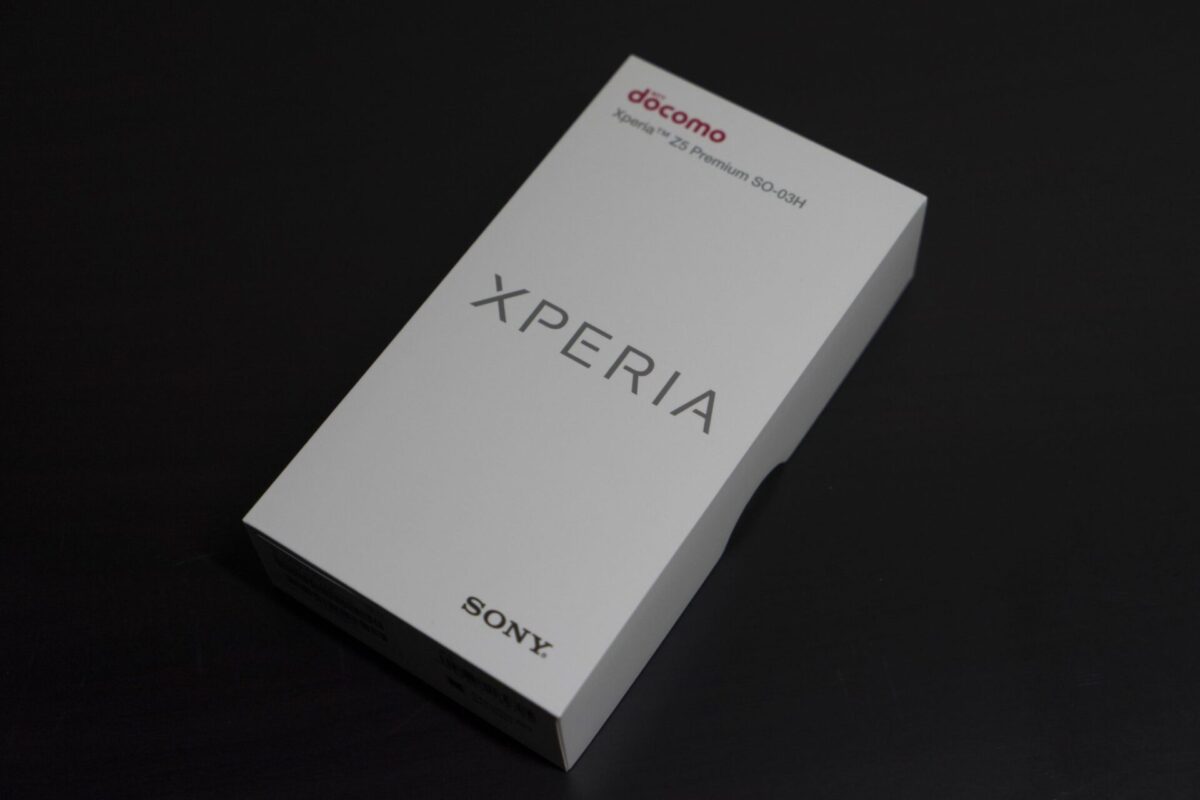 鏡面の背面がめっちゃ眩しい(まだ剥がしてないけど) Xperia Z5 Premium(SO-03H)が我が家にやってきた