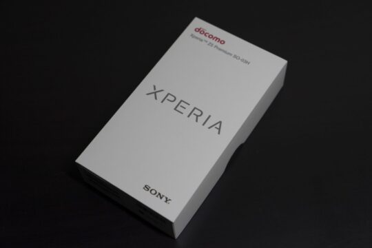 鏡面の背面がめっちゃ眩しい(まだ剥がしてないけど) Xperia Z5 Premium(SO-03H)が我が家にやってきた
