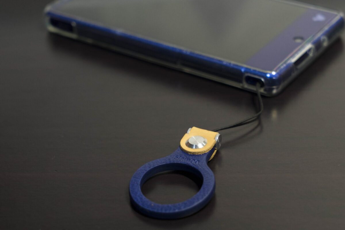 てざわりが心地いい – Hamee CERTA Ring Strapに付け替えた
