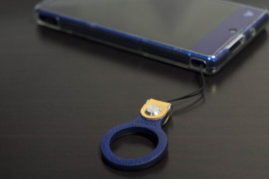 てざわりが心地いい – Hamee CERTA Ring Strapに付け替えた