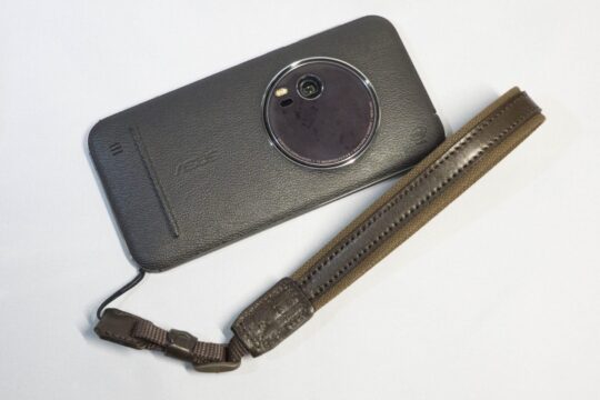 ZenFone Zoomにカメラ用のハンドメイドのストラップを取り付けた