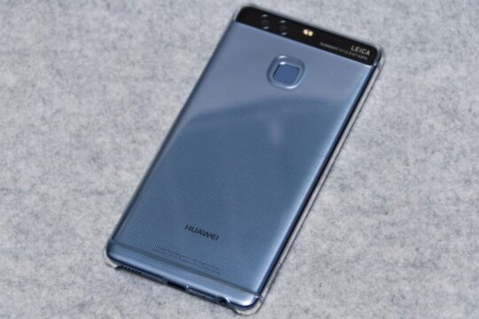 今更ながら、持ち歩きスマホにHUAWEI P9を追加。
