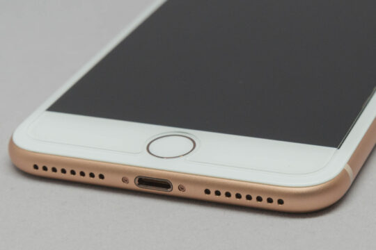 iPhone 8 Plusの画面を保護。ガラス製保護フィルム「Anker GlassGuard」を貼り付けてみた。