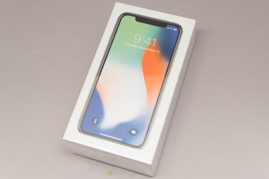 予約したiPhone Xが早速到着。パッケージと本体、同梱品をご紹介。