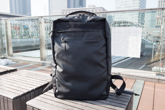 デジタル機器の持ち歩きに安心をプラス。「NOMADIC」の「MM04 リュック」をご紹介