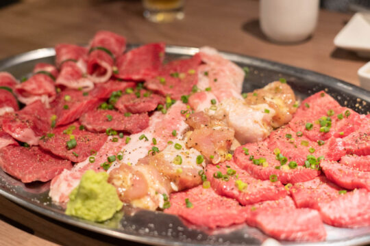 千駄木「肉と日本酒」で昼からうまい肉と酒を堪能してきた