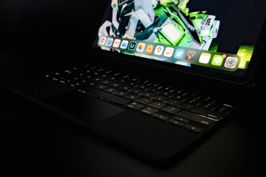 iPad Pro向けの期待の周辺機器「Magic Keyboard」が到着。まずは外観をチェック。