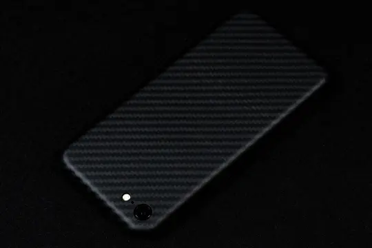 iPhone SE(第2世代)の「小さい」を活かし保護できるケース – Deff Ultra Slim & Light Case DURO for iPhone SE（第2世代）を試す【PR】
