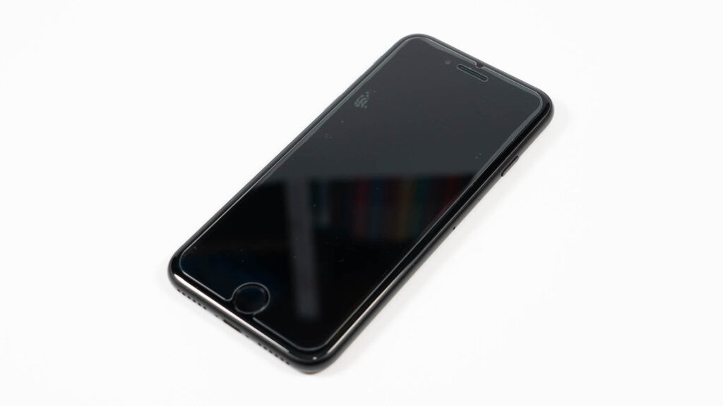 Iphone 7 8向けのフィルムはiphone Se 第2世代 に貼ると浮く 百均で買ったフィルムと 実機貼り付け確認済のdeffのフィルムで検証 Pr クロポンモビ