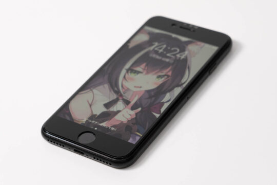 サラサラ手触りが心地いい。Deffの「TOUGH GLASS 3D for iPhone SE」のマットタイプをiPhone SE(第2世代)に貼ってみた。