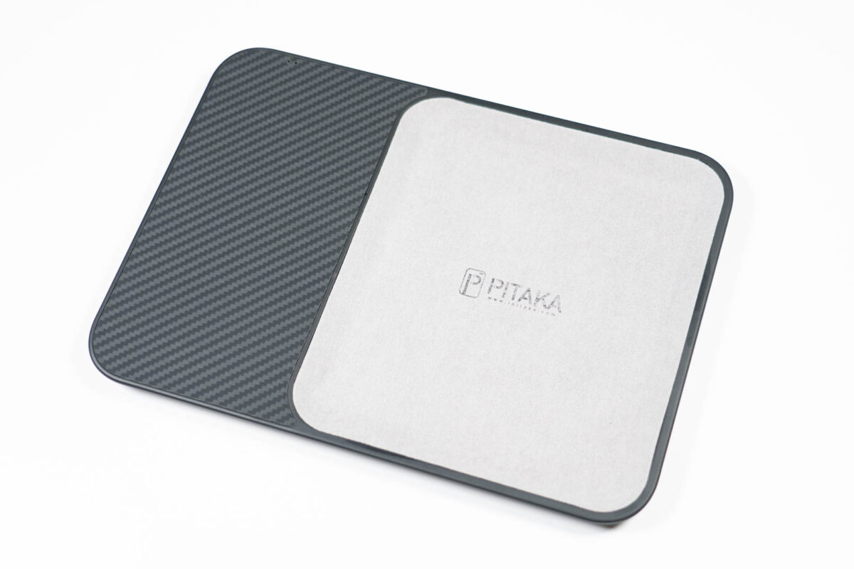 スマホやAirPods Proの充電に最適。机の上もキレイに片付く「PITAKA Air Tray」